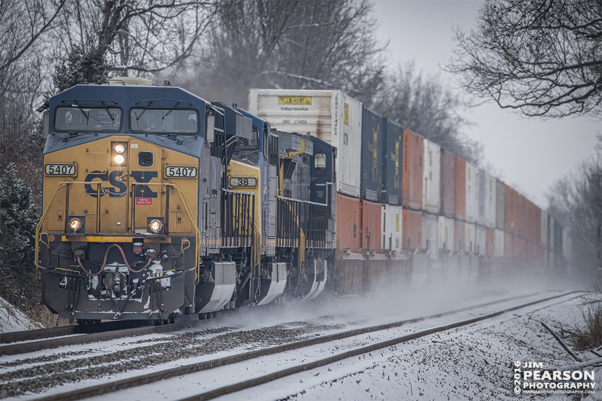 January 20, 2016 - CSX Q029 kicks up the snow as it heads south at Hanson, Ky on the Henderson Subdivision. - Tech Info: 1/1250 | f/6 | ISO 500 | Lens: Sigma 150-600 @ 400mm with a Nikon D800 shot and processed in RAW.