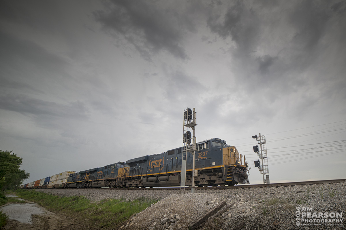 May 25, 2016  CSX Q028 passes the signals at the north end of Rankin Siding under stormy skies as it makes it's way north on the Henderson Subdivision.  Tech Info: 1/2500 | f/2.8 | ISO 200 | Lens: Rokinon 14mm on a Nikon D800 shot and processed in RAW.