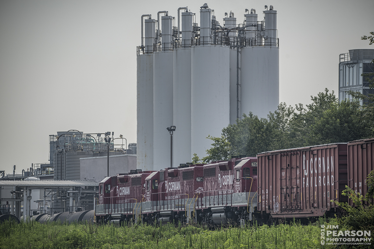 July 22, 2016  A RJ Corman crew works an industrial area around Bowling Green, Ky on the Memphis Line. - Tech Info: 1/1250 | f/5.6 | ISO 200 | Lens: Sigma 150-600 @ 280mm with a Nikon D800 shot and processed in RAW.