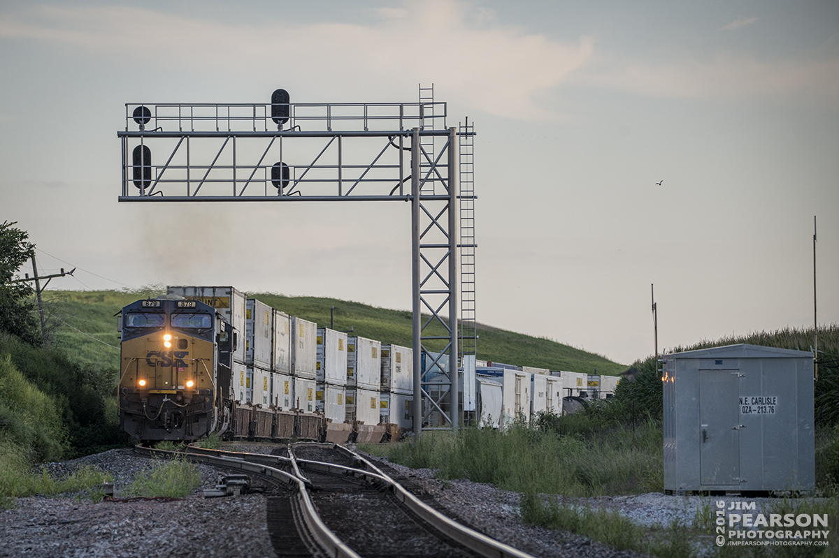 August 22, 2016 - CSX Q028 (Atlanta, GA - Chicago, IL (59th St)) heads through the siding at Carlisle, Indiana with its high priority intermodal train, passing Q515, as it heads north on the CE&D Subdivision.