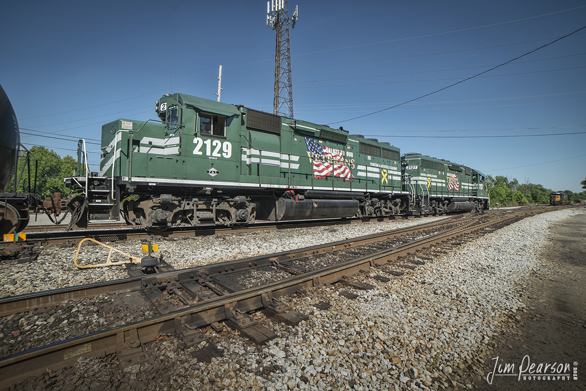 On this Veteran's Day I felt it was appropriate to post something that highlighted the troops and veterans. So here's a shot from May 14, 2017, of the Paducah and Louisville locomotives "Salute to our Troops" (2127) and "Salute to our Veterans" (2129) as they led the local on that Sunday as it did interchange work with CSX at Atkinson Yard in Madisonville, Ky. To all my fellow Veterans out there, thanks for your service! - #jimstrainphotos #kentuckyrailroads #trains #nikond800 #railroad #railroads #train #railways #railway #pal #palrailway #veteransday