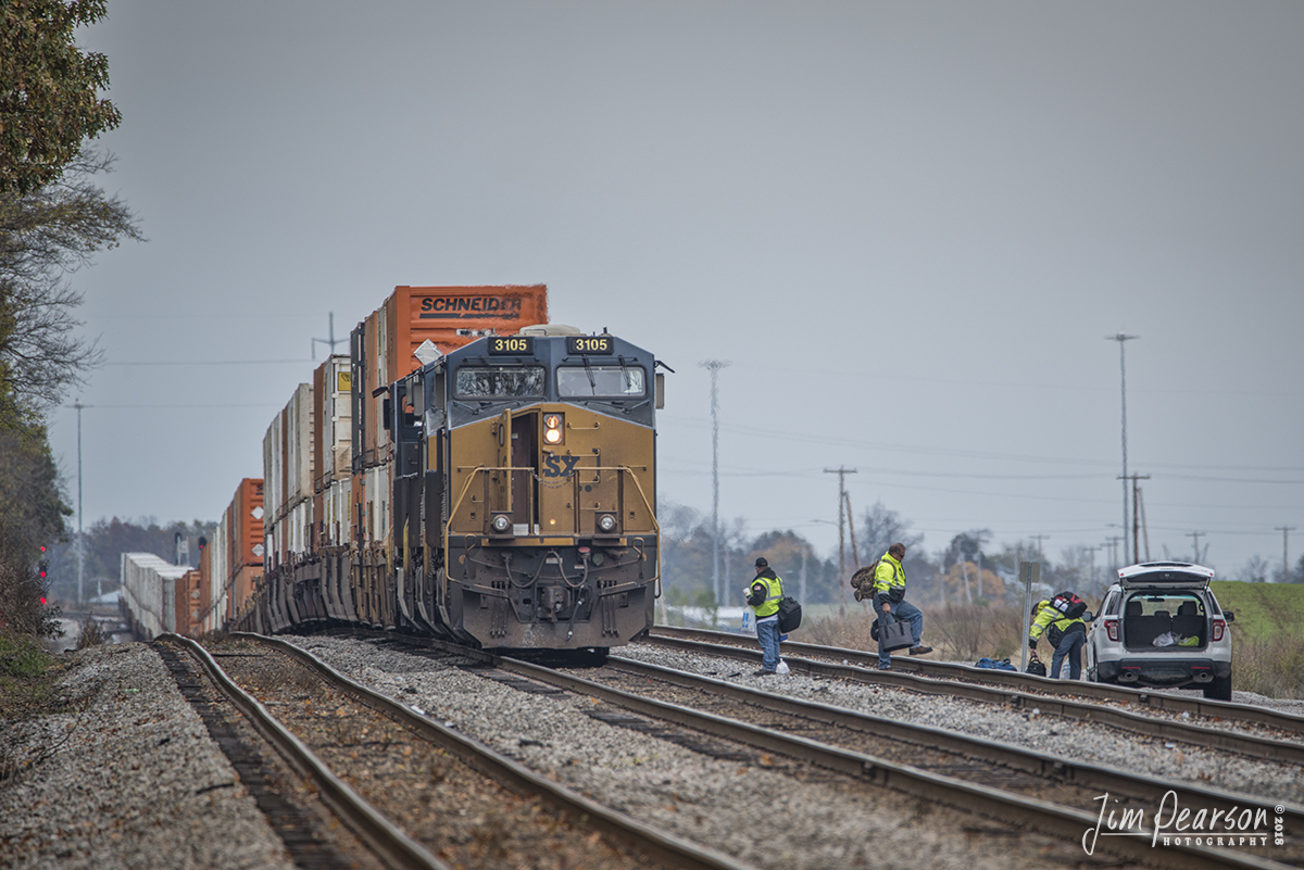 November 7, 2018 - CSX Q028 sits at the top of the rise coming out of the yard at Casky in Hopkinsville, Ky as a crew change takes place at the north end of Pembroke on the Henderson Subdivision. - #jimstrainphotos #kentuckyrailroads #trains #nikond800 #railroad #railroads #train #railways #railway #csx #csxrailroad