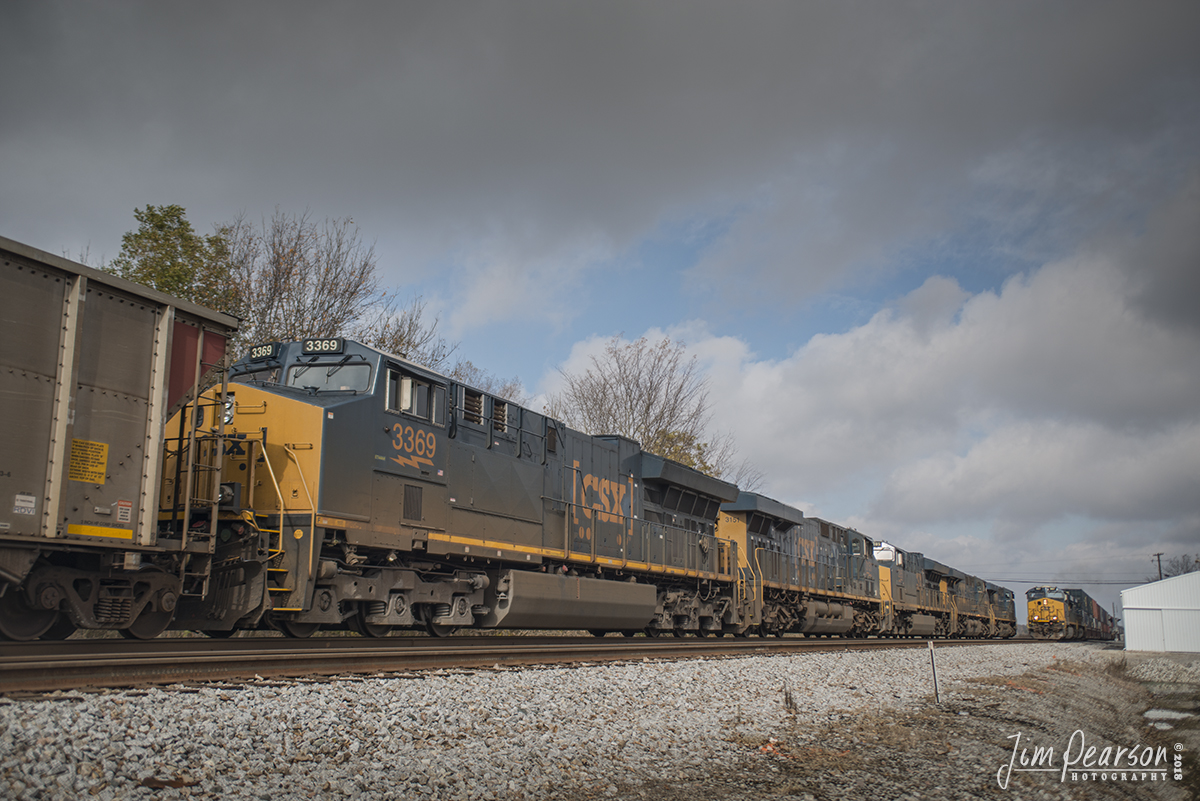November 9, 2018 - CSX Q029 (Chicago, IL - Atlanta, GA) meets an empty northbound coal train with 5 units, as it passes it by taking the siding at the north end of Slaughters, Ky on its south on the Henderson Subdivision. - #jimstrainphotos #kentuckyrailroads #trains #nikond800 #railroad #railroads #train #railways #railway #csx #csxrailroad