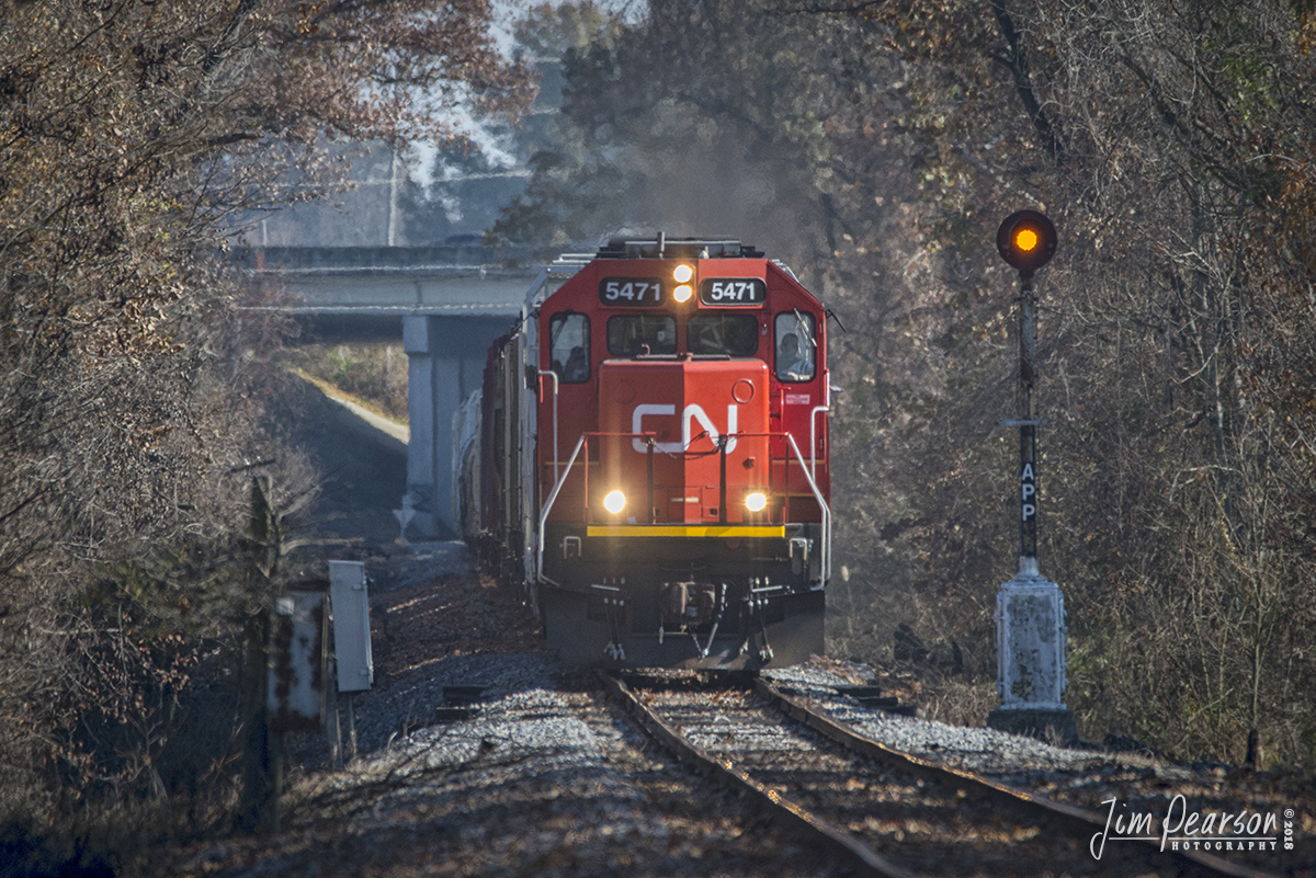 November 21, 2018 - CN 5471 heads up the Fulton local as it prepares to pass the signal, just down from the Coleman Road crossing in West Paducah, Kentucky as it makes it's daily rounds of the Paducah area. - #jimstrainphotos #kentuckyrailroads #trains #nikond800 #railroad #railroads #train #railways #railway #cn #cnrailway