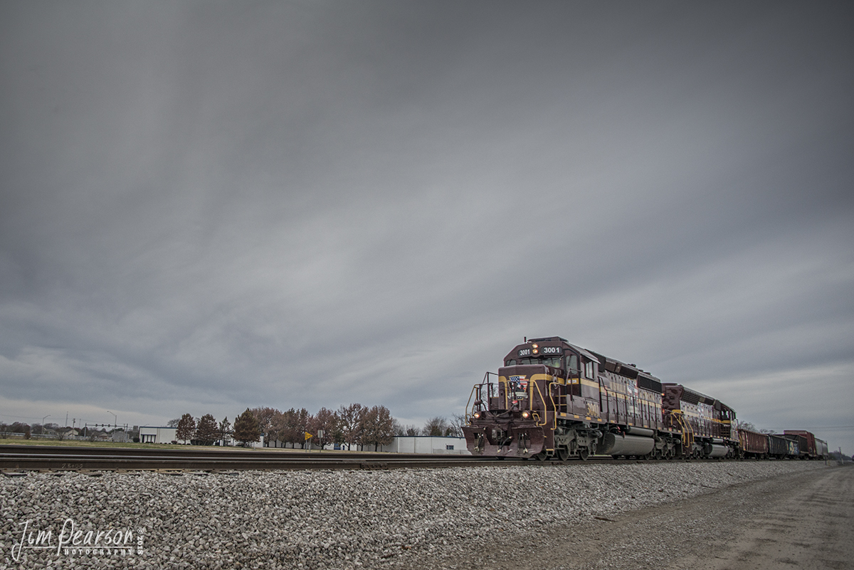 November 23, 2018 - Louisville & Indiana Honoring our Veterans units, 3001 and 3002, pull south toward their yard at Columbus, Indiana with a small load of freight. - #jimstrainphotos #indianarailroads #trains #nikond800 #railroad #railroads #train #railways #railway #LIrailway #louisvilleandindianarailway