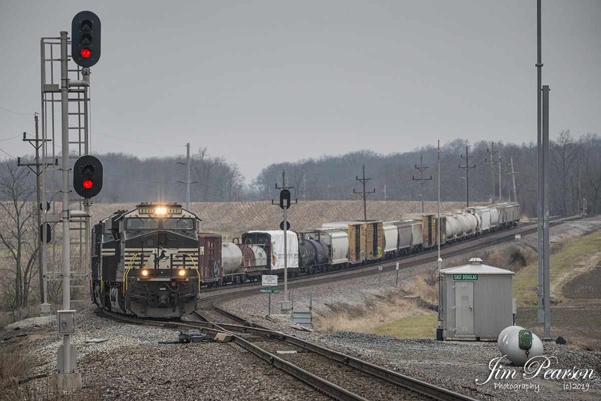 January 1, 2019 - Norfolk Southern 318 approaches the east end of Douglas siding as NS 8061 leads it's short manifest east at Princeton, Indiana. - #jimstrainphotos #indianarailroads #trains #nikond800 #railroad #railroads #train #railways #railway #ns #nsrailroad