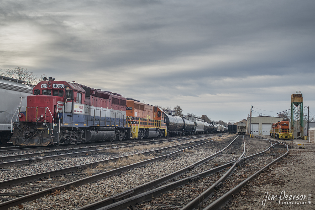 November 23, 2018 - Indiana Southern Railroad's 4020 (An ex-Rail America GP40) and 3051 sit tied down with their train in the yard at Petersburg, Indiana waiting on a crew. - #jimstrainphotos #indianarailroads #trains #nikond800 #railroad #railroads #train #railways #railway #indianasouthern #israilroad