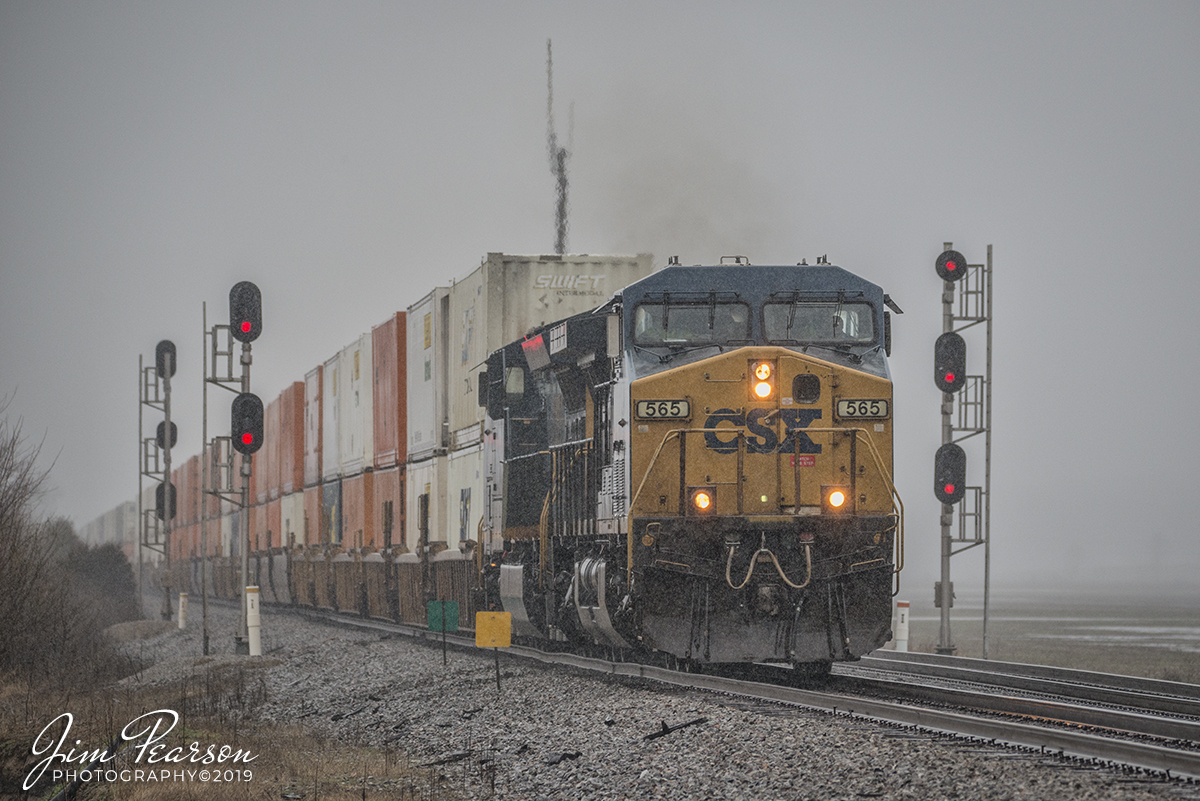 February 7, 2019 - CSX hot intermodal Q029 passes the signals at the north end of Slaughters siding as it heads south on the Henderson Subdivision through the falling rain at Slaughters, Ky with CSXT 565 leading, - #jimstrainphotos #kentuckyrailroads #trains #nikond800 #railroad #railroads #train #railways #railway #csx #csxrailroad