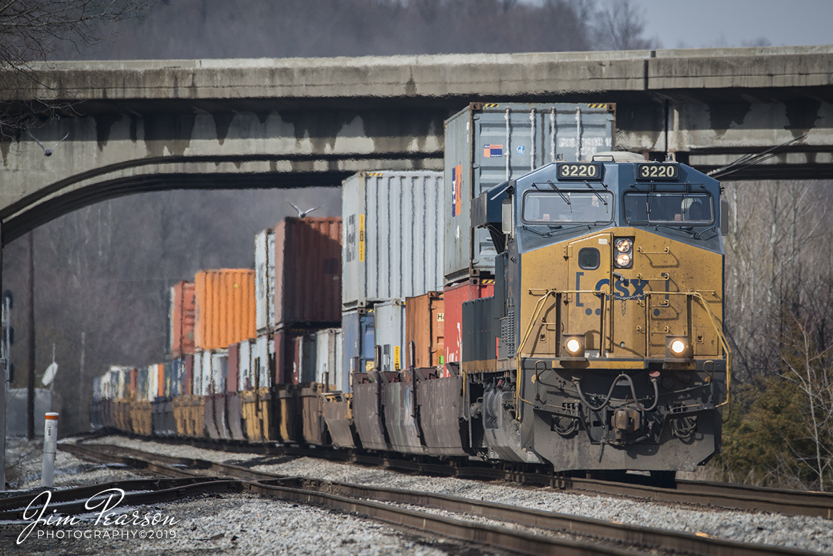 February 16, 2019 - CSX Q025 passes through Oak Hill as it heads south on the Henderson Subdivision at Nortonville, Ky with CSXT 3220 leading. - #jimstrainphotos #kentuckyrailroads #trains #nikond800 #railroad #railroads #train #railways #railway #csx #csxrailroad