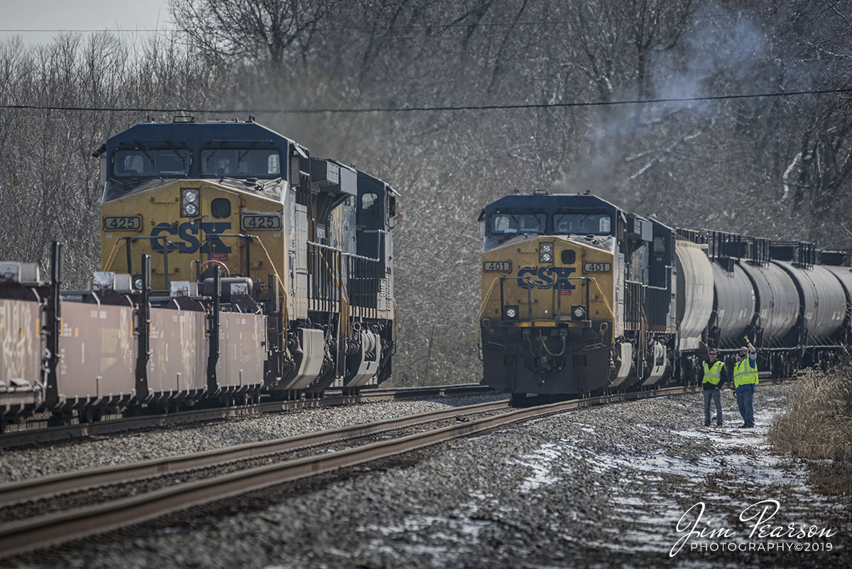 February 16, 2019 - The crew on CSX Q647 gives a friendly way to the crew on Q025 at Oak Hill in Nortonville, Ky as it heads south on the Henderson Subdivision. - #jimstrainphotos #kentuckyrailroads #trains #nikond800 #railroad #railroads #train #railways #railway #csx #csxrailroad