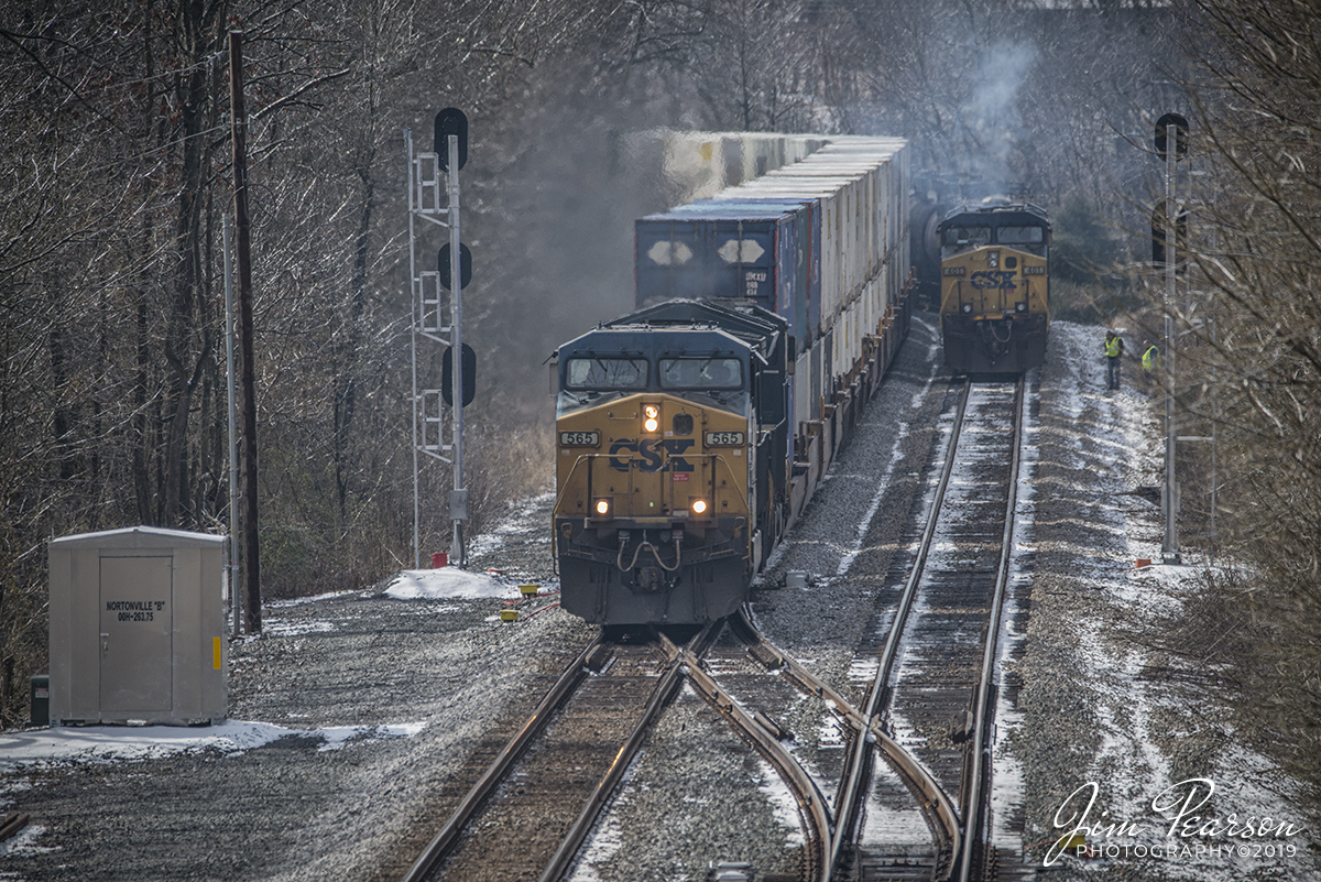 February 16, 2019 - CSX Q028 passes the turnout at Nortonville B with CSXT 565 leading, as the crew from Q647 stands next to their train on track 1, performing a roll by inspection, as 28 heads north on the Henderson Subdivision at Nortonville, Ky. - #jimstrainphotos #kentuckyrailroads #trains #nikond800 #railroad #railroads #train #railways #railway #csx #csxrailroad