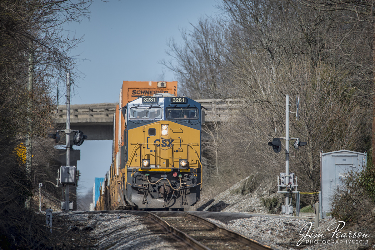 February 26, 2019 - CSX Q025-25 crests a hill as it approaches the West North Street Crossing in Madisonville, Ky on the way south along the Henderson Subdivision, with CSXT 3281 leading. - #jimstrainphotos #kentuckyrailroads #trains #nikond800 #railroad #railroads #train #railways #railway #csx #csxrailroad