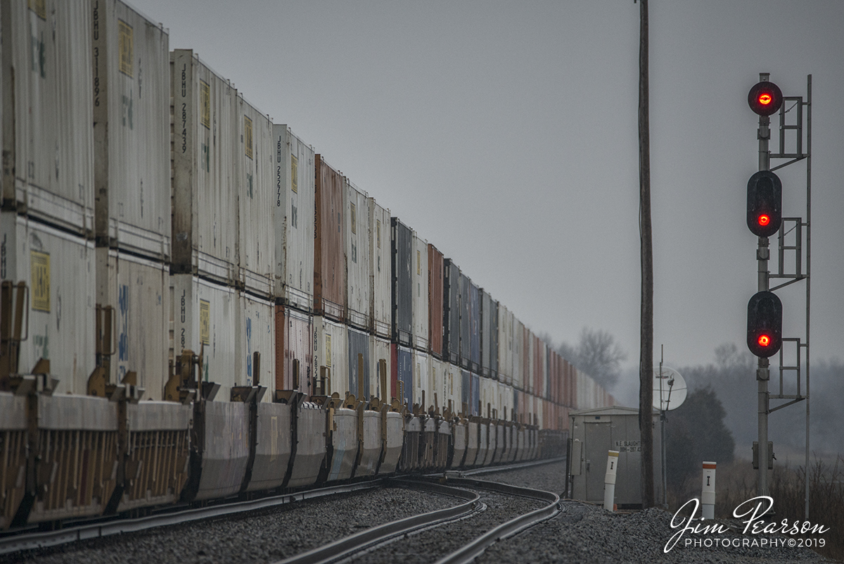 February 23, 2019 - A solid wall of containers is all you see as CSX intermodal Q028-22, with CSXT533 leading, passes through the north end of Slaughters siding northbound on the Henderson Subdivision at Slaughters, Ky. - #jimstrainphotos #kentuckyrailroads #trains #nikond800 #railroad #railroads #train #railways #railway #csx #csxrailroad
