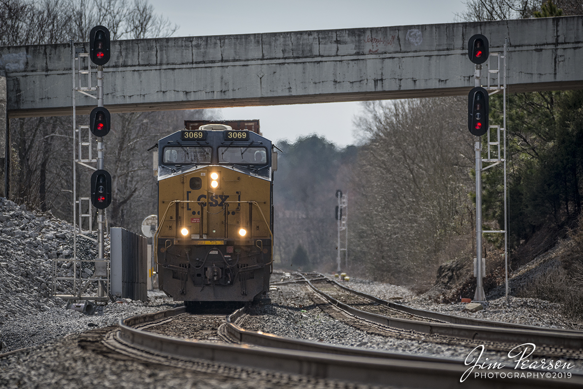 March 13, 2019 - CSX Q500-13 (Nashville, TN - Chicago, IL) passes the signal at MP 270.7 as Union Pacific 7628 leads the train north through Earlington, Kentucky on the Henderson Subdivision. - #jimstrainphotos #kentuckyrailroads #trains #nikond800 #railroad #railroads #train #railways #railway #csx #csxrailroad