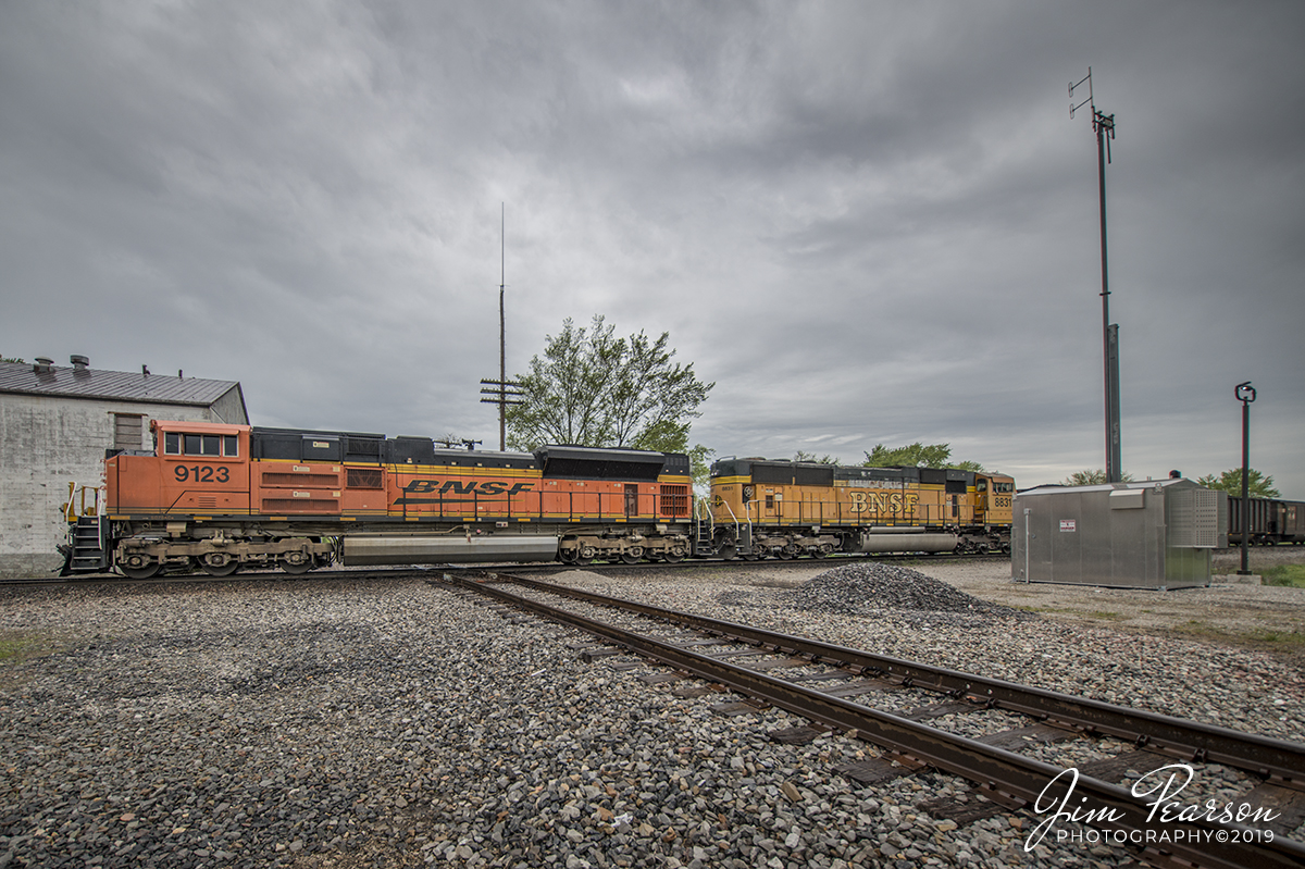WEB-04.27.19 BNSF 9123 SB Coal Train crosses EVWRR at Ashley, IL