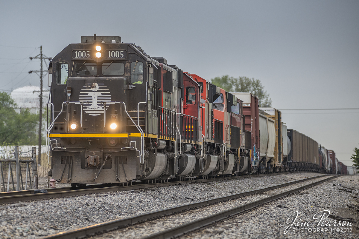WEB-04.27.19 IC 1005 leads SB CN freight at Centraila, IL