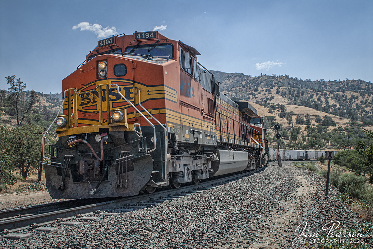 June 23, 2006 - Blast From The Past - BNSF 4194 leads a train of reefers northbound after coming through the Tehachapi Loop as it heads north on Union Pacific's Mojave Subdivision, just north of milepost 352.