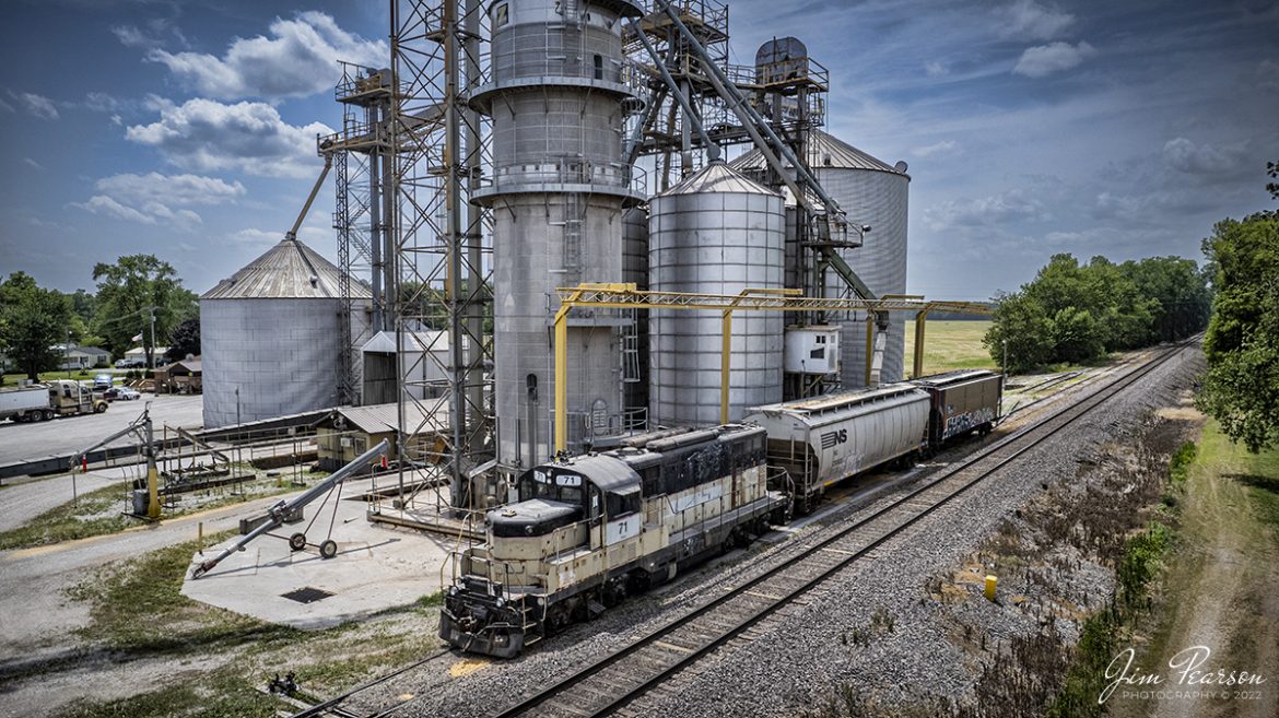 Torpedo boat Geep” FLSX 71 loads grain cars at Consolidated Grain and Barge, just west of County Road 475, at Lyles Station, Indiana at their elevator on June 16th, 2022. I understand that FLSX is Great Miami, Inc., and the locomotive is ex-CERA/CIND 1751, ex-MKT 120, nee-MKT 1761.

Tech Info: DJI Mavic Air 2S Drone, RAW, 22mm, f/2.8, 1/3000, ISO 140.

#trainphotography #railroadphotography #trains #railways #dronephotography #trainphotographer #railroadphotographer #jimpearsonphotography