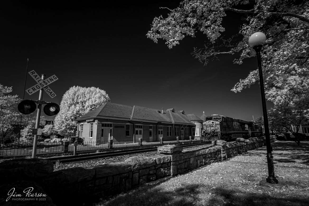 This week’s Saturday Infrared photo is of CSX Local L391 as it heads past the old L&N Depot in downtown Hopkinsville, Kentucky, on October 15th, 2022, on the Henderson Subdivision.

Tech Info: Fuji XT-1, RAW, Converted to 720nm B&W IR, Nikon 10-24 @ 10mm, f/4.5, 1/250, ISO 200.

#trainphotography #railroadphotography #trains #railways #jimpearsonphotography #infraredtrainphotography #infraredphotography #trainphotographer #railroadphotographer