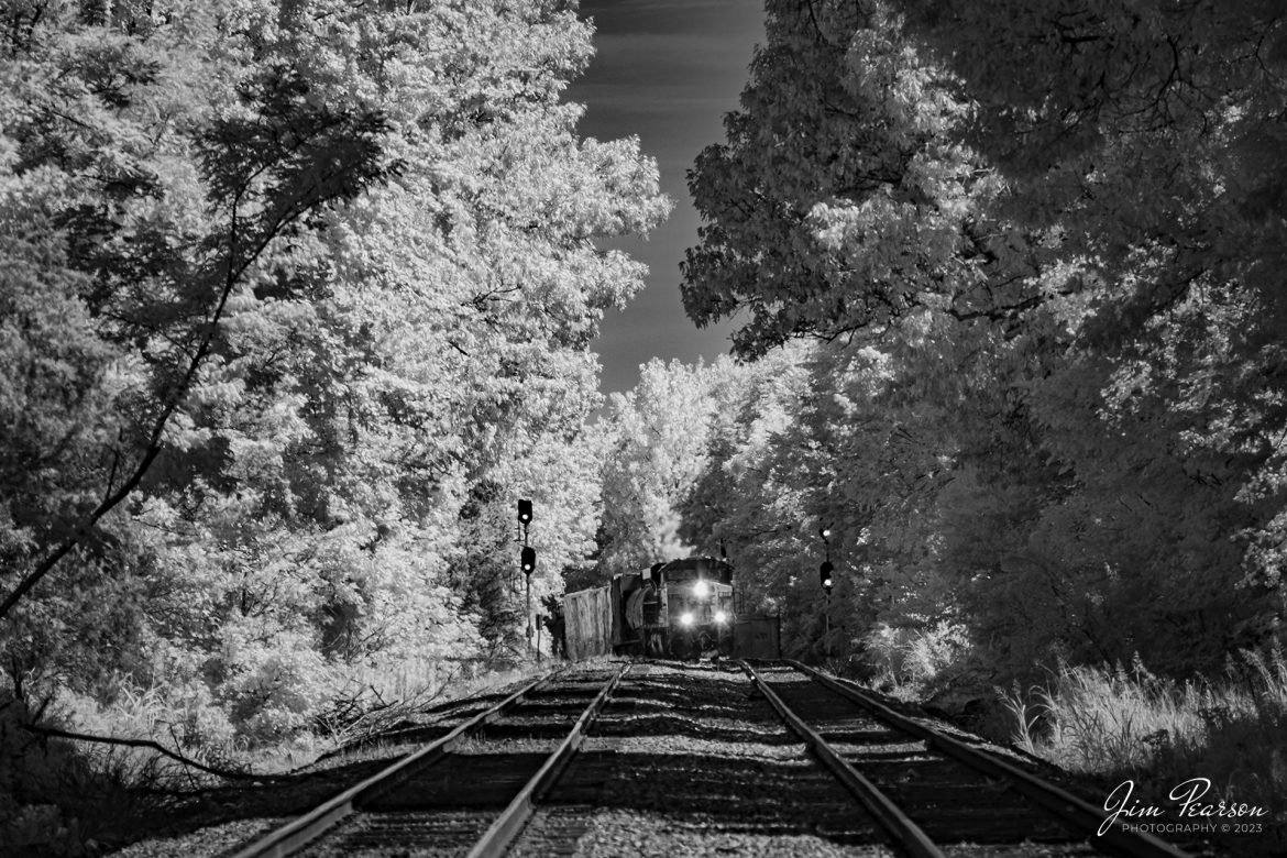 This weeks Saturday Infrared photo is of CSXT 811, leading M647 as it takes the siding at the north end of Hanson, Kentucky on July 12th, 2023, where it met a northbound train on the Henderson Subdivision!

Tech Info: Fuji XT-1, RAW, Converted to 720nm B&W IR, Sigma 150-600 @ 195mm, f/6.3, 1/1250, ISO 200.

#trainphotography #railroadphotography #trains #railways #jimpearsonphotography #infraredtrainphotography #infraredphotography #trainphotographer #railroadphotographer #CSX #csxhendersonsubdivison