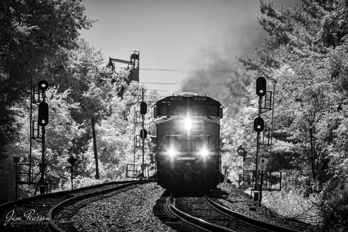 In this weeks Saturday Infrared photo, we catch CSXT 921 leading M512 as it splits the signals at the south end of the Latham siding at Hopkinsville, Ky on August 19th, 2023, as it heads north on the CSX Henderson Subdivision.

Tech Info: Fuji XT-1, RAW, Converted to 720nm B&W IR, Sigma 150-600 @ 280mm, f/10, 1/400, ISO 400.

#trainphotography #railroadphotography #trains #railways #jimpearsonphotography #infraredtrainphotography #infraredphotography #trainphotographer #railroadphotographer #CSXRailorad #HopkinsvilleKy
