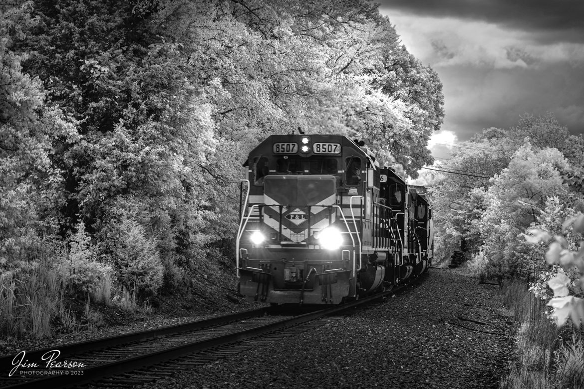 In this week’s Saturday Infrared photo, we find Paducah and Louisville Railway 8507 leading the afternoon local at Richland, Kentucky as it returns south to Princeton, Ky after working Central City and Madisonville, Ky on September 12th, 2023.

Tech Info: Fuji XT-1, RAW, Converted to 720nm B&W IR, Nikon 70-300 @ 70mm, f/4.5, 1/75, ISO 400.

#trainphotography #railroadphotography #trains #railways #jimpearsonphotography #infraredtrainphotography #infraredphotography #trainphotographer #railroadphotographer #PALRailway #RichlandKy #PaducahandLouisvilleRailway