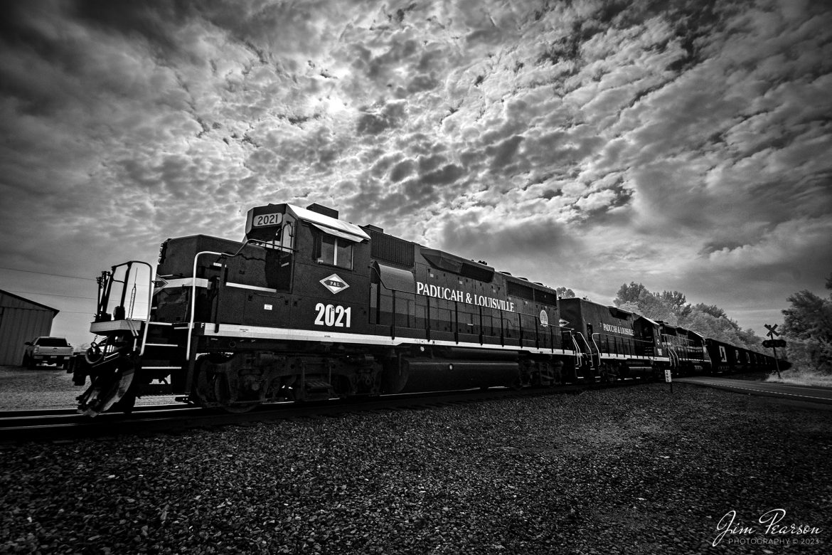 In this weeks Saturday Infrared photo, we find Paducah and Louisville Railway 2021 and 1986, their 35th Anniversary units, leading the afternoon local at as they head north from West Yard in Madisonville, Ky on September 20th, 2023.

Tech Info: Fuji XT-1, RAW, Converted to 720nm B&W IR, Nikon 10-24 @ 11mm, f/5.6, 1/850, ISO 400.

#trainphotography #railroadphotography #trains #railways #jimpearsonphotography #infraredtrainphotography #infraredphotography #trainphotographer #railroadphotographer #PALRailway #MadisonvilleKy #PaducahandLouisvilleRailway