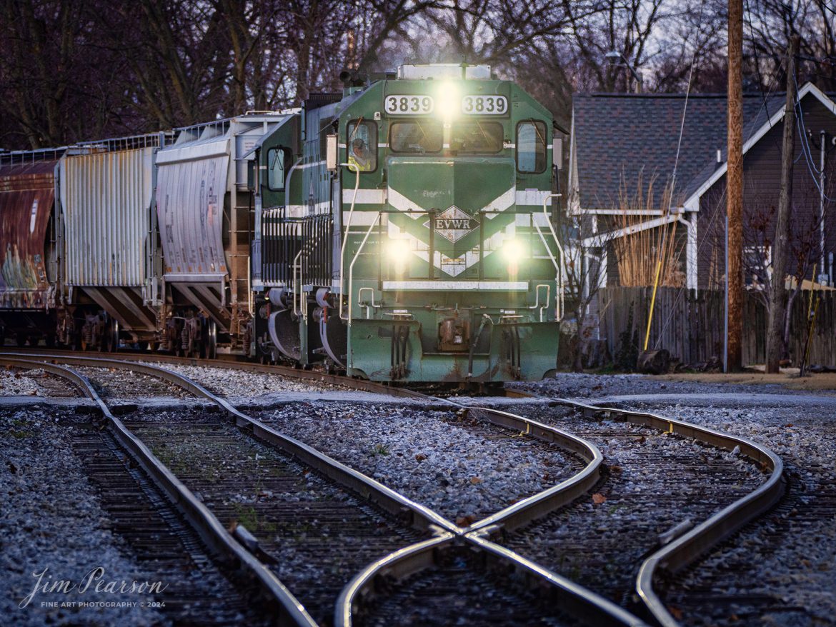 Evansville Western Railway 3839 heads up a local at Mount Vernon, Indiana as they wait for a switch to be thrown so they can move onto the main on December 18th, 2023. 

Tech Info: Nikon D810, RAW, Sigma 150-600 @ 250mm, f/5.3, 1/1600, ISO 320.

#trainphotography #railroadphotography #trains #railways #trainphotographer #railroadphotographer #jimpearsonphotography #NikonD810 #IndianaTrains #EvansvilleWesternRailway