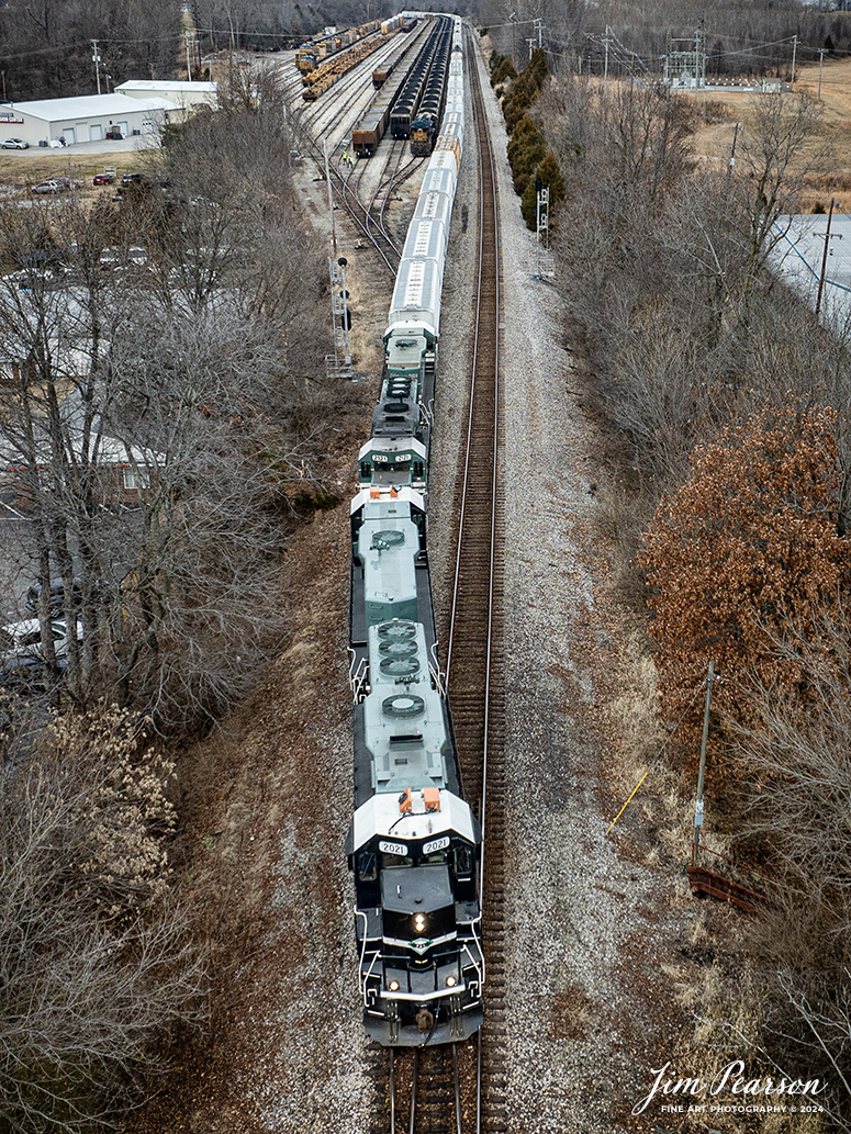 Paducah and Louisville 35th Anniversary units lead the afternoon local as the back into the south end of CSX’s Atkinson Yard in Madisonville, Kentucky on January 5th, 2024, to conduct interchange work.

Tech Info: DJI Mavic 3 Classic Drone, RAW, 22mm, f/2.8, 1/1640, ISO 100.

#railroad #railroads #train #trains #bestphoto #railroadengines #picturesoftrains #picturesofrailway #bestphotograph #photographyoftrains #trainphotography #JimPearsonPhotography #PaucahandLouisvillerailway #tending