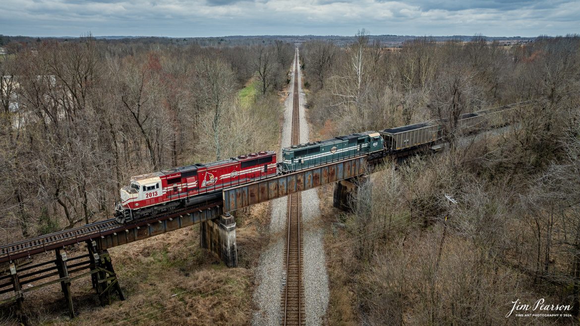 Paducah and Louisville Railway’s University of Louisville locomotive 2013 leads a loaded Louisville Gas and Electric coal train north as it passes over the CSX Henderson Subdivision at Monarch on March 7th, 2024, at Madisonville, Kentucky as signs of spring are starting to show in the foliage.

Tech Info: DJI Mavic 3 Classic Drone, RAW, 22mm, f/8, 1/800, ISO 210.

#trainphotography #railroadphotography #trains #railways #jimpearsonphotography #trainphotographer #railroadphotographer #dronephoto #trainsfromadrone #PAL #paducahandlouisvillerailway #trending