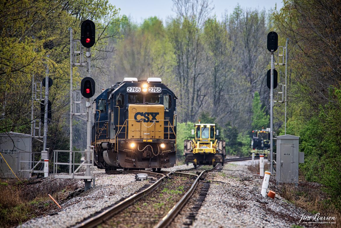 CSXT 2765 leads the power on CSX L385 as it comes off the East Diamond Spur onto the CSX Henderson Subdivision cutoff at Madisonville, Ky, as a MOW track crew waits for him to clear the signals. L385 is returning engines light to Atkison Yard at Madisonville after working on drop-offs along the Paducah and Louisville Railway at Central City and Drakesboro, Ky, on April 10th, 2024.

Tech Info: Nikon D810, RAW, Sigma 150-600 @ 600mm, f/6.3, 1/800, ISO 320.