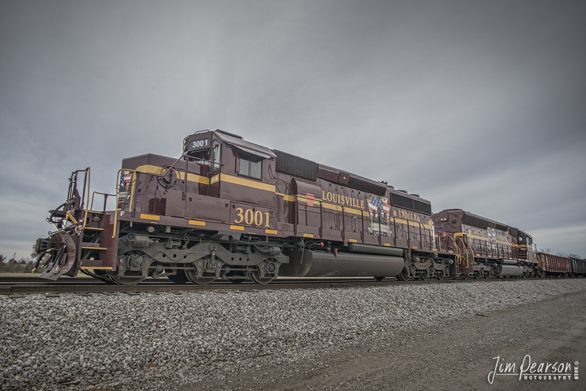 November 23, 2018 - Louisville & Indiana Honoring our Veterans units, 3001 and 3002, pull south toward their yard at Columbus, Indiana with a small load of freight. - #jimstrainphotos #indianarailroads #trains #nikond800 #railroad #railroads #train #railways #railway #LIrailway #louisvilleandindianarailway