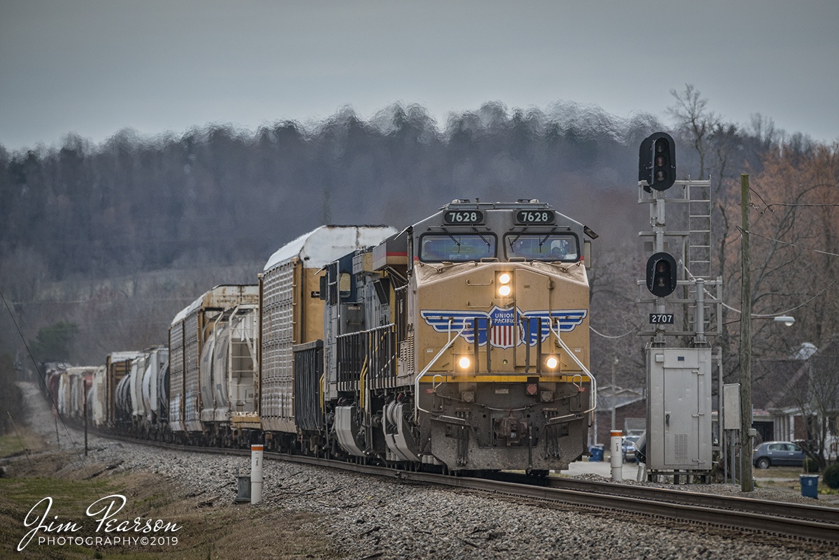 March 13, 2019 - CSX Q500-13 (Nashville, TN - Chicago, IL) passes the signal at MP 270.7 as Union Pacific 7628 leads the train north through Earlington, Kentucky on the Henderson Subdivision. - #jimstrainphotos #kentuckyrailroads #trains #nikond800 #railroad #railroads #train #railways #railway #csx #csxrailroad