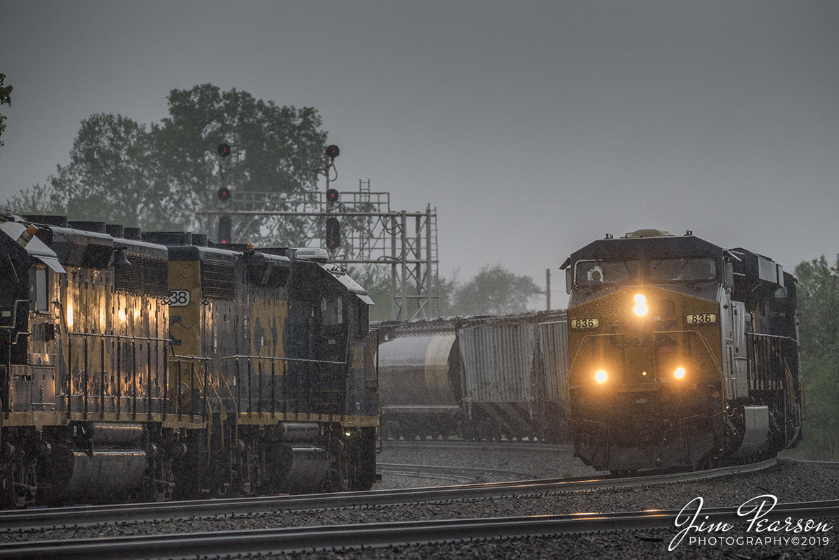 WEB-04.25.19 Q501-24 SB meets J724-24 at Henderson, Ky