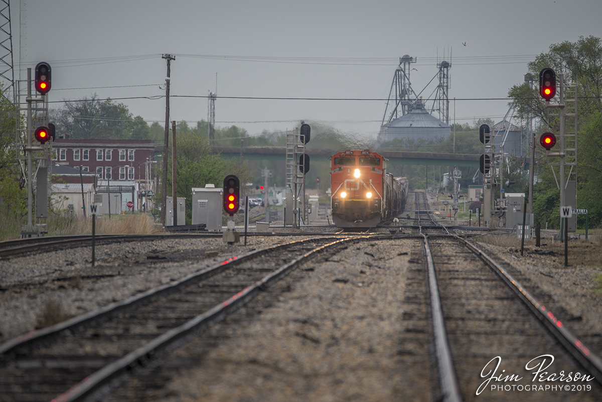 WEB-04.27.19 CN SB freight arrives at Centraila, IL