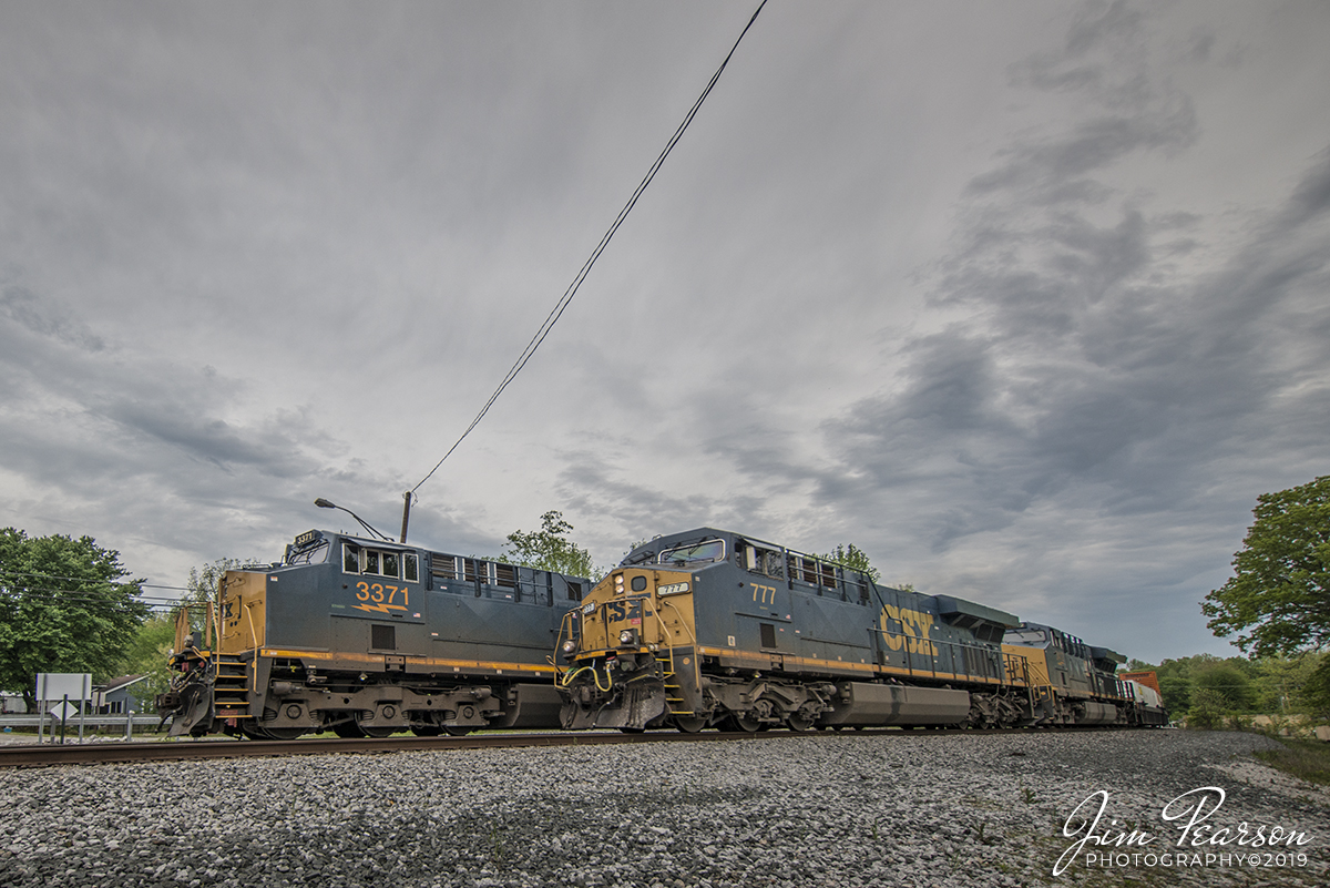 WEB-04.29.19 CSX Q025 passing Q513 at Nortonville, Ky