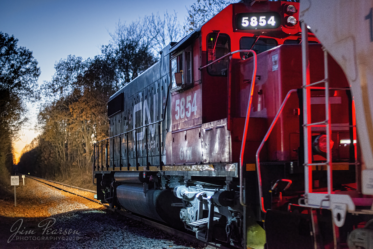 Canadian National Fulton to Paducah (FUPD) Local L513

After completing it's interchange work with the Paducah and Louisville Railway, CN 5854 (GTW) leads the Fulton to Paducah, Ky local L513 long nose forward as it crosses over Maxon road on it's return trip to their yard in Fulton, Kentucky, as the light of the day fades from the sky.

Tech Info: Nikon D800, RAW, Nikon 50mm, f/1.4, 1/100, ISO 6400.