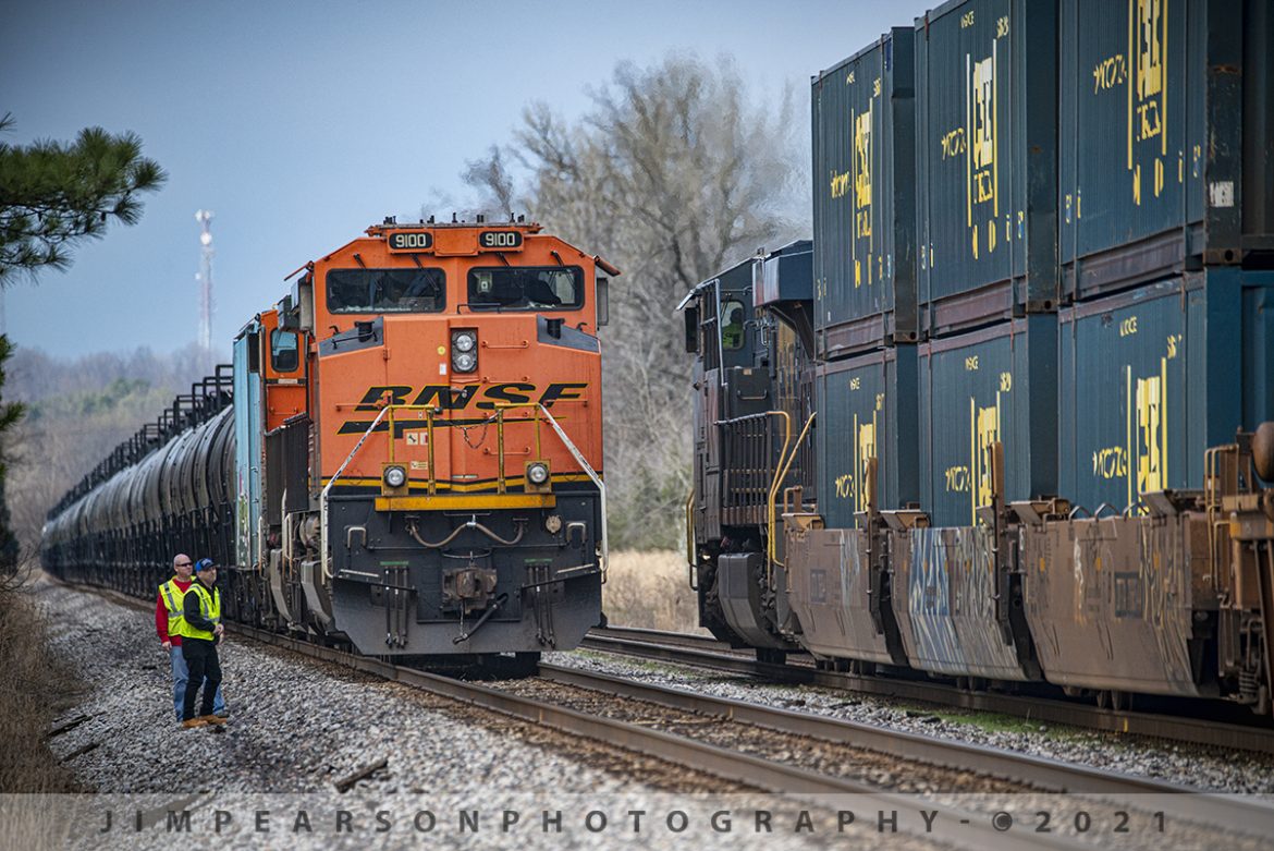Roll-by inspection at the south end of Slaughters, Kentucky


The crew on CSX K423 conducts a roll-by inspection on hot intermodal, CSX Q028 as they roll through the siding at the south end of Slaughters, Kentucky on the CSX Henderson Subdivision, as their loaded Ethanol train with BNSF 9100 leading sits on the main on March 25th, 2021.


Tech Info: Nikon D800, RAW, Sigma 150-600mm @ 460mm, f/6, 1/1000, ISO 640.
