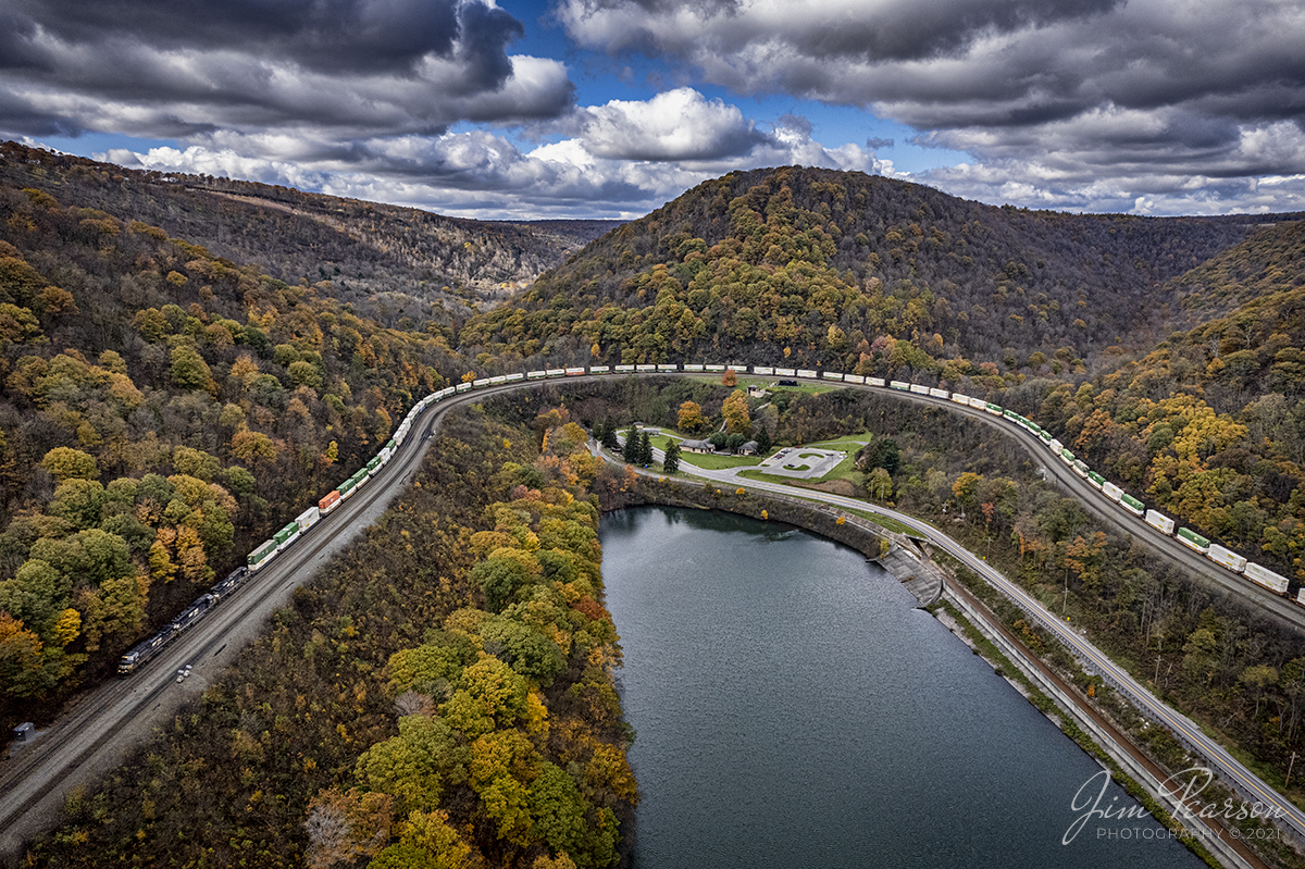 Norfolk Southern 4041 leads an intermodal through Horseshoe Curve at