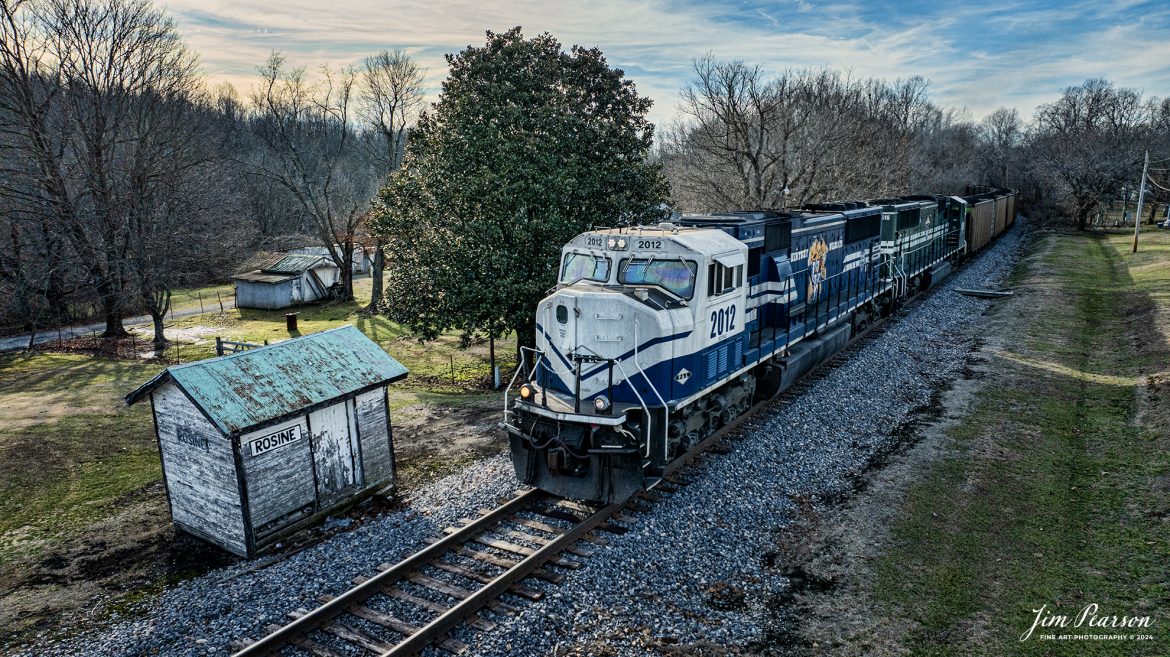 Paducah and Louisville Railway University of Kentucky locomotive 2012 leads a Louisville Gas and Electric loaded coal train as it heads north through Rosine, Kentucky on February 1st, 2024, after loading at Warrior Coal loop, outside of Nebo, Ky.

The engine was specially painted to honor the school’s NCAA basketball wins.

According to Wikipedia: The Paducah & Louisville Railway (reporting mark PAL) is a Class II railroad that operates freight service between Paducah and Louisville, Kentucky. The line is located entirely within the Commonwealth of Kentucky.

The 270-mile (430 km) line was purchased from Illinois Central Gulf Railroad in August 1986. The 223-mile (359 km) main route runs between Paducah and Louisville with branch lines from Paducah to Kevil and Mayfield, Kentucky, and another from Cecilia to Elizabethtown, Kentucky. The PAL interchanges with Burlington Northern Santa Fe (BNSF) and Canadian National (CN), formerly Illinois Central Railroad, in Paducah. In Madisonville, the line interchanges with CSX Transportation (CSXT).

Tech Info: DJI Mavic 3 Classic Drone, RAW, 22mm, f/2.8, 1/2000, ISO 400.

#railroad #railroads #train #trains #bestphoto #railroadengines #picturesoftrains #picturesofrailway #bestphotograph #photographyoftrains #trainphotography #JimPearsonPhotography #PaucahandLouisvillerailway #tending