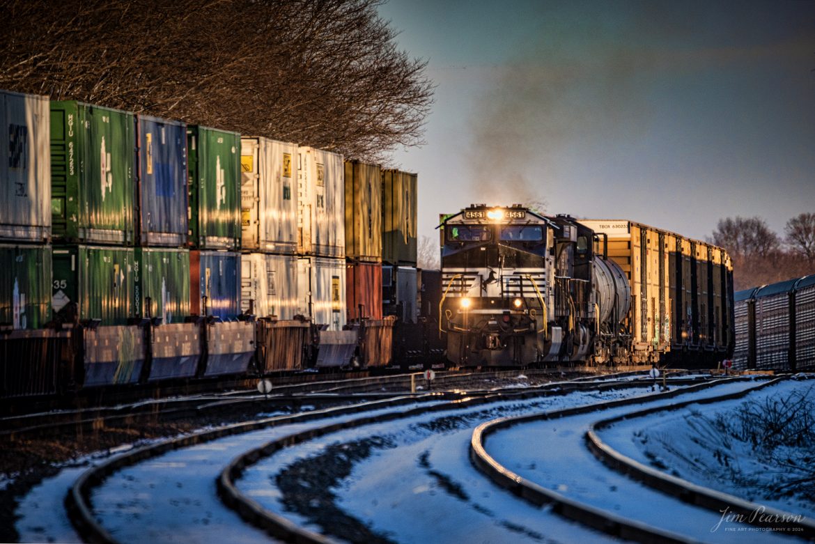 Norfolk Southern 4561 pulls through an S curve as they head west with NS 168, at Princeton, Indiana on the NS Southern East District on February 17th, 2024.


Tech Info: Nikon D810, RAW, Sigma 150-600 @ 600mm, f/6.3, 1/1250, ISO 450.

#trainphotography #railroadphotography #trains #railways #trainphotographer #railroadphotographer #jimpearsonphotography #NikonD810 #IndianaTrains #NS #NorfolkSouthern #trending