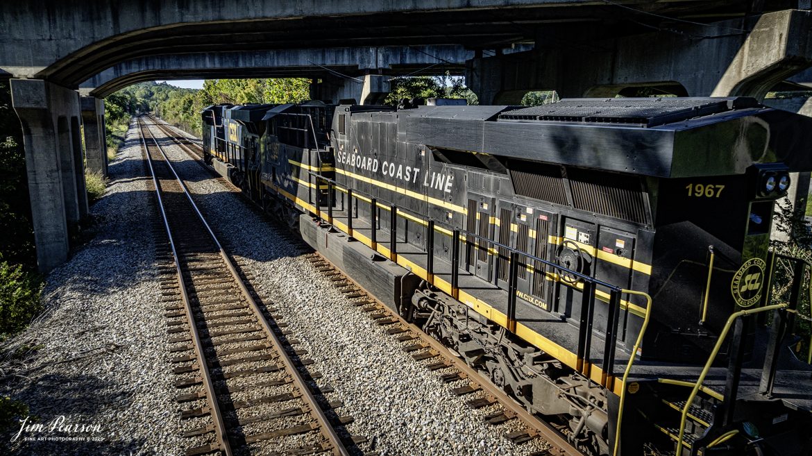 CSX I026, with CSXT 1967 Seaboard Coast Line Heritage Unit as the trailing locomotive, heads north under the I69 overpass at Oak Hill, just south of Mortons Gap, Kentucky on September 1st, 2025, on the CSX Henderson Subdivision.

Tech Info: DJI Mavic 3 Classic Drone, RAW, 22mm, f/2.8, 1/1250, ISO 200

#railroad #railroads #train, #trains #railway #railway #steamtrains #railtransport #railroadengines #picturesoftrains #picturesofrailways #besttrainphotograph #bestphoto #photographyoftrains #bestsoldpicture #JimPearsonPhotography #trainsfromtheair #trainsfromadrone #onecsx #csx