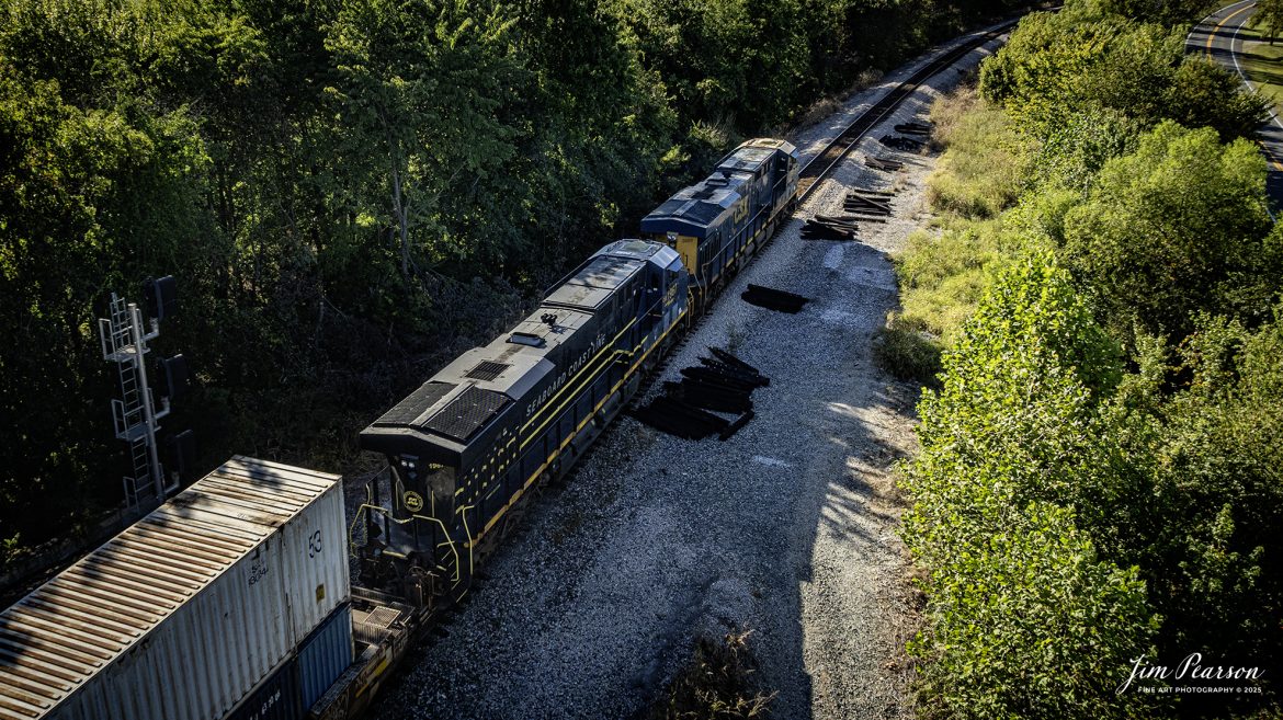CSX I026, with CSXT 1967 Seaboard Coast Line Heritage Unit as the trailing locomotive, heads north at Oak Hill, just south of Mortons Gap, Kentucky on September 1st, 2025, on the CSX Henderson Subdivision.

Tech Info: DJI Mavic 3 Classic Drone, RAW, 22mm, f/2.8, 1/1250, ISO 120

#railroad #railroads #train, #trains #railway #railway #steamtrains #railtransport #railroadengines #picturesoftrains #picturesofrailways #besttrainphotograph #bestphoto #photographyoftrains #bestsoldpicture #JimPearsonPhotography #trainsfromtheair #trainsfromadrone #onecsx #csx